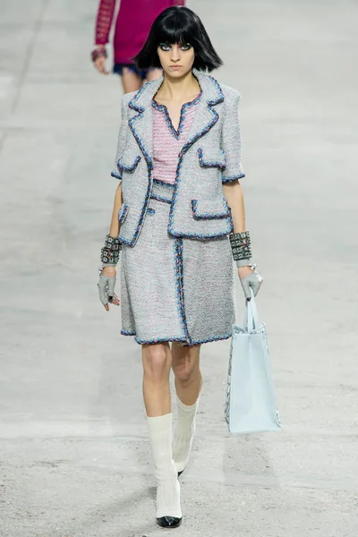 Look 10